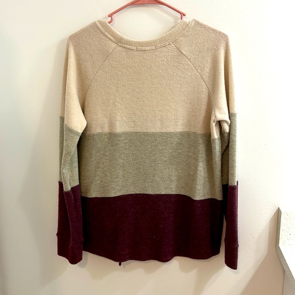 Size small sweater - Picture 2 of 2